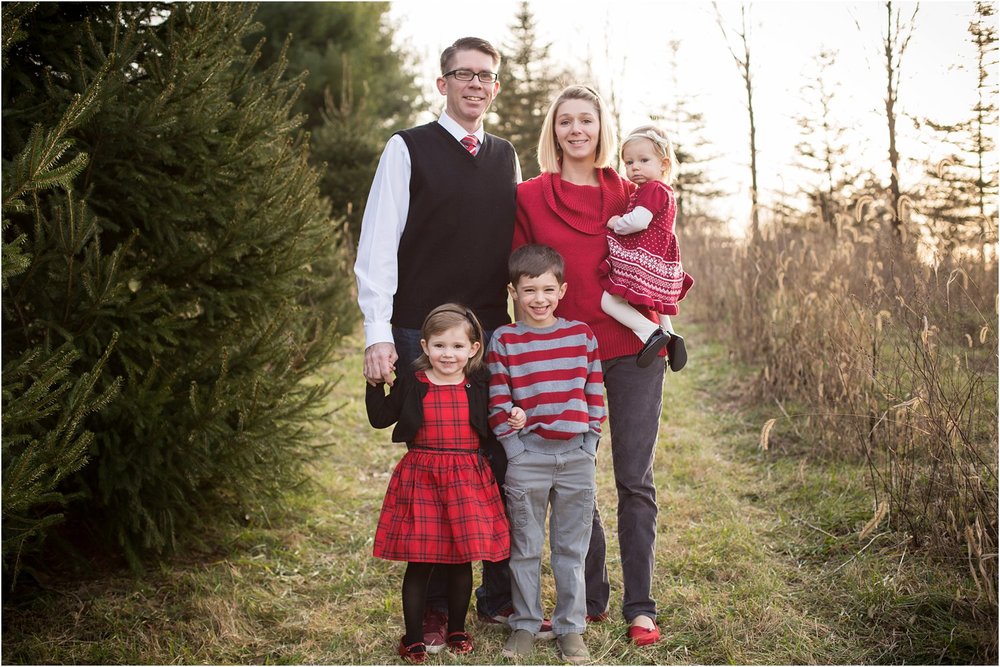 Evergreen_Christmas_Tree_Farm_Family_Portraits_0005.jpg