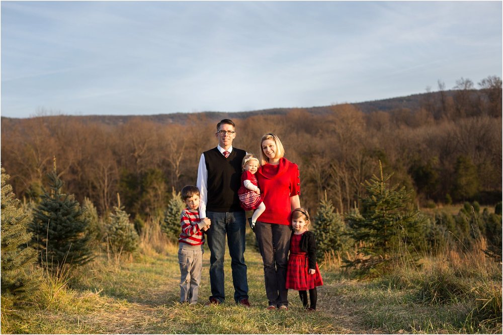 Evergreen_Christmas_Tree_Farm_Family_Portraits_0014.jpg